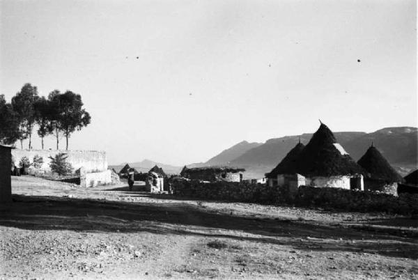 Viaggio in Africa. Veduta di un villaggio - abitazioni circolari in calce bianca con tetto in paglia