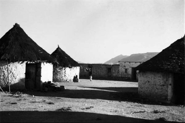 Viaggio in Africa. Scorcio di un villaggio - abitazioni circolari in calce bianca con tetto in paglia