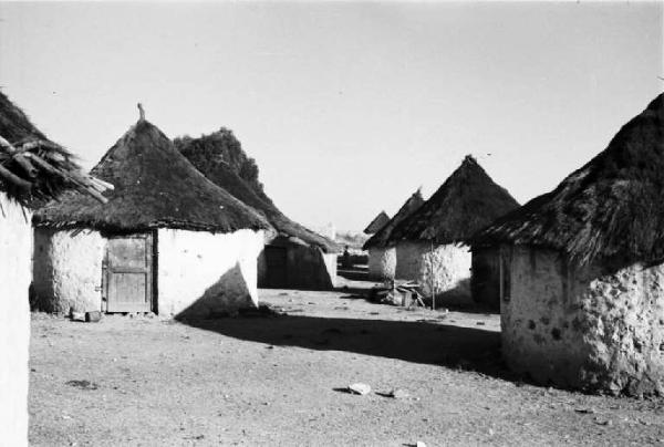 Viaggio in Africa. Scorcio di un villaggio - abitazioni circolari in calce bianca con tetto in paglia