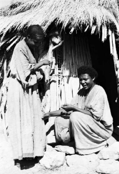 Viaggio in Africa. Due donne indigene sulla soglia di una capanna