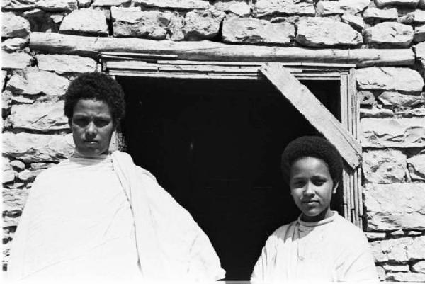 Viaggio in Africa. Ritratto di coppia - due ragazze indigene sulla soglia di casa