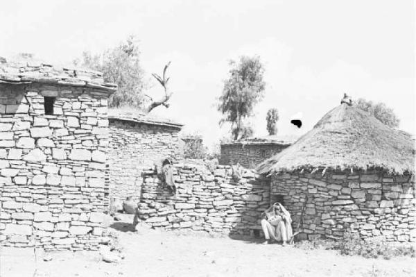 Viaggio in Africa. Macalle - abitazioni in pietra con tetto in paglia