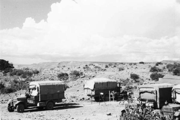 Viaggio in Africa. Automezzi militari parcheggiati