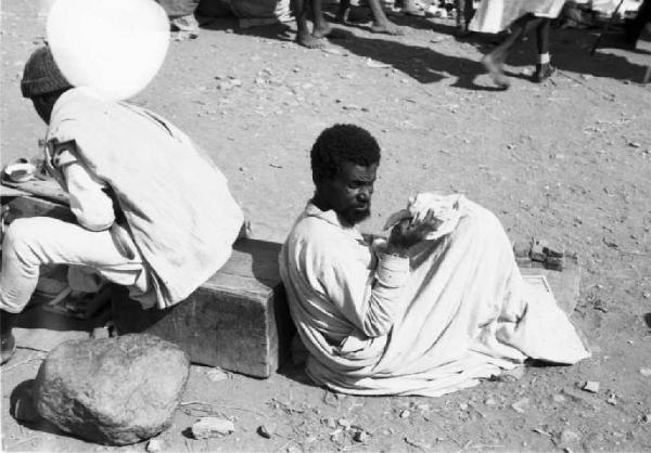 Viaggio in Africa. Macalle: due indigeni seduti a terra durante una pausa
