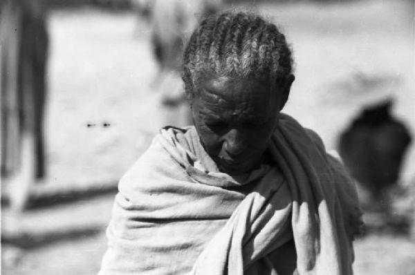 Viaggio in Africa. Macalle: ritratto maschile, indigena avvolta in un  mantello e con i capelli raccolti a treccine