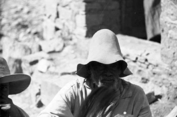 Viaggio in Africa. Macalle: ritratto maschile, indigeno con cappello calato sul volto