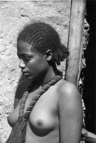 Viaggio in Africa. Macalle: ritratto femminile, giovane indigena a seno nudo con collana intrecciata