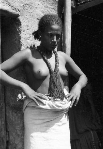 Viaggio in Africa. Macalle: ritratto femminile, giovane indigena a seno nudo con collana intrecciata