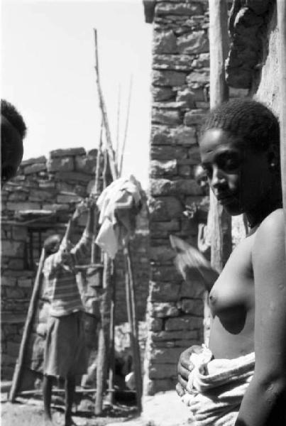 Viaggio in Africa. Macalle: ritratto femminile, giovane indigena a seno nudo