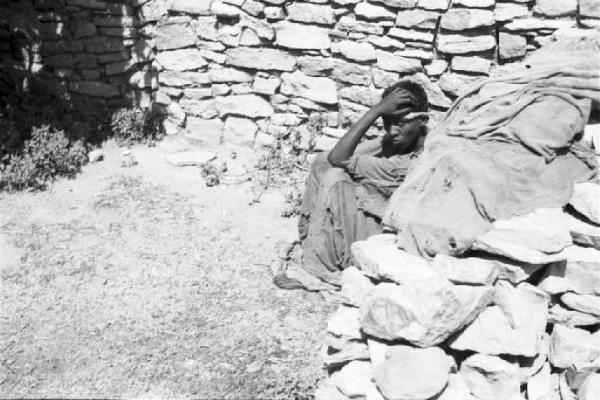 Viaggio in Africa. Macalle: indigeno seduto presso un muretto