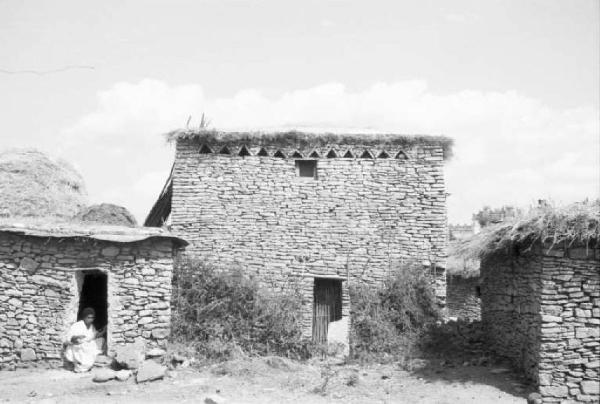 Viaggio in Africa. Macalle: scorcio del villaggio, edifici in pietra con il tetto di paglia