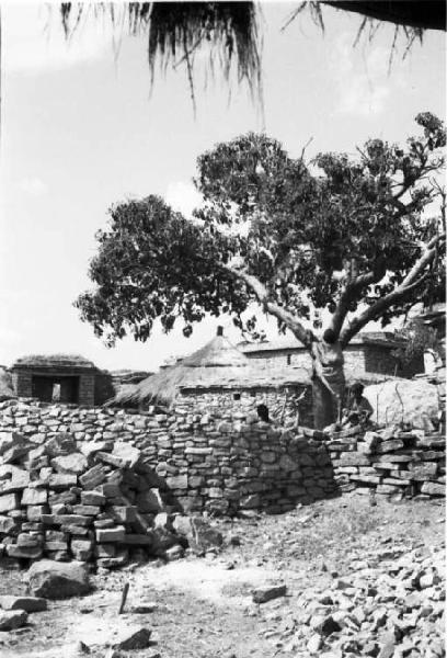 Viaggio in Africa. Macalle: scorcio dela villaggio, muretti a secco ed edifici in pietra con tetti di paglia