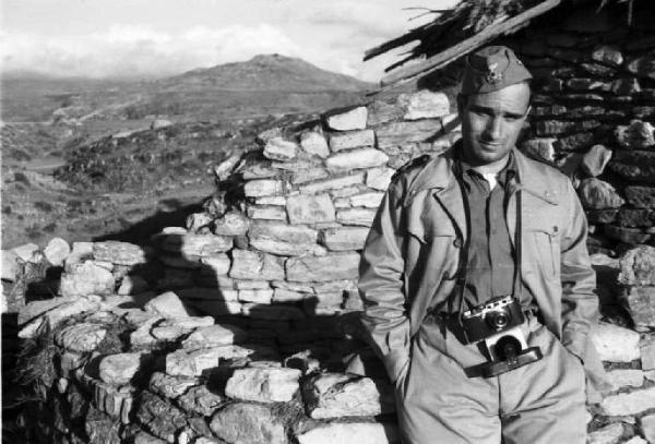 Viaggio in Africa. Ritratto maschile, militare italiano in divisa con macchina fotografica al collo