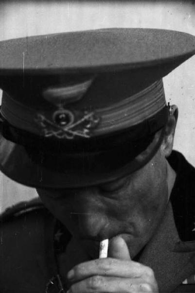 Viaggio in Africa. Ritratto maschile, primo piano di militare italiano in divisa mentre si accende una sigaretta. Boffa (?)