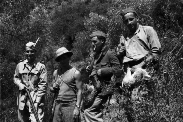 Viaggio in Africa. Ritratto di gruppo, quattro militari italiani a caccia