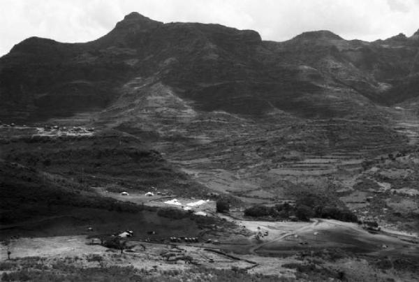 Viaggio in Africa. Paesaggio africano, accampamento militare italiano posizionato ai piedi delle colline