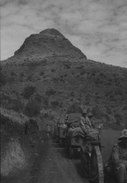 Viaggio in Africa. Alture - convoglio militare - artiglieria trainata da cingolati