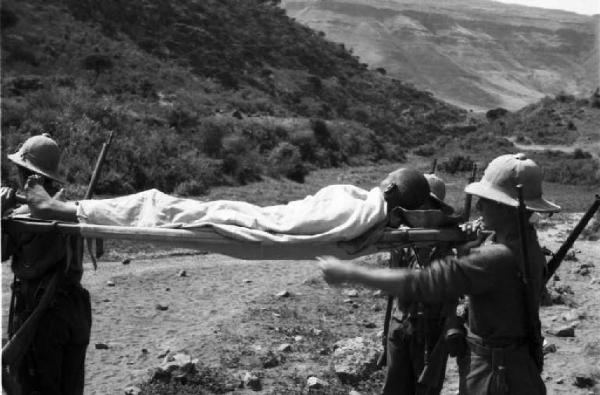 Viaggio in Africa. Indigeno ferito in barella trasportato da militari italiani