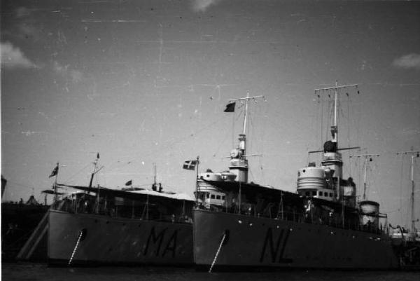 Viaggio in Africa. Massaua: scorcio del porto con navi mercantili battenti bandiera italiana ormeggiate