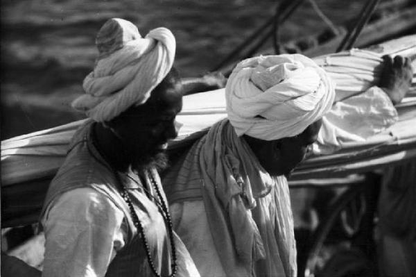 Viaggio in Africa. Massaua: due portuali indigeni con turbante