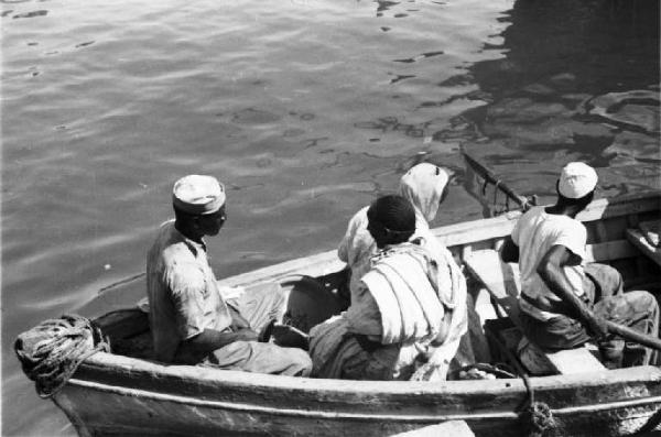 Viaggio in Africa. Porto di Massaua: indigeni a bordo di una imbarcazione a remi