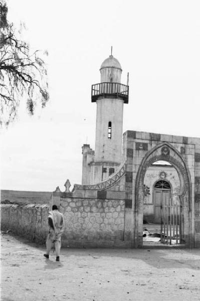 Viaggio in Africa. L'ingresso e il minareto di una moschea