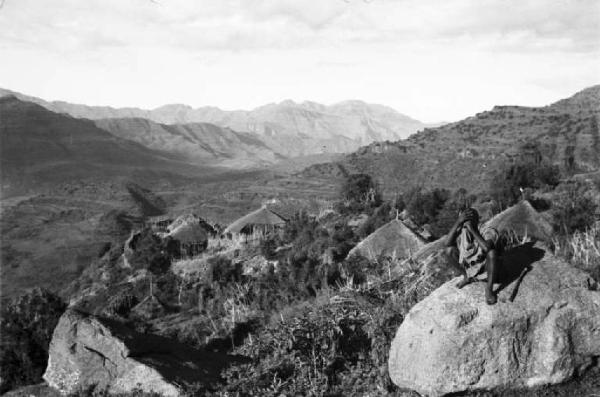 Viaggio in Africa. Paesaggio africano: villaggio di capanne,seminascosto tra la vegetazione, ubicato tra le colline