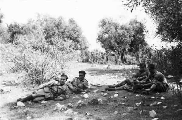 Viaggio in Africa. Ritratto di gruppo, quattro militari italiani si riposano lungo la strada che conduce a Enda Corcos