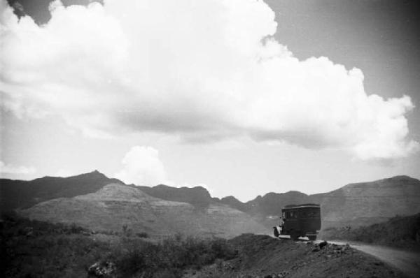 Viaggio in Africa. Paesaggio collinare: automezzo militare lungo la strada sterrata che conduce a Enda Corcos