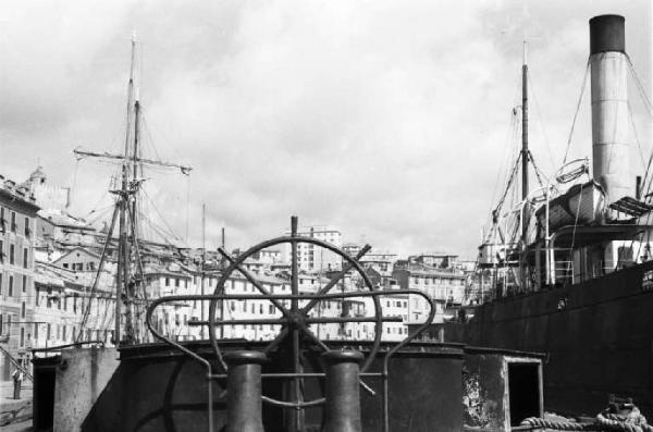 Porto di Savona. Tolda di nave - timone