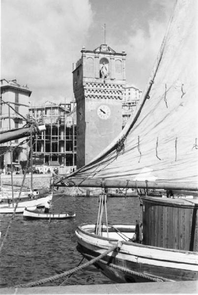 Porto di Savona. Imbarcazione - torre dell'orologio