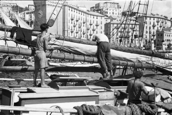 Porto di Savona. Imbarcazione a vela - marinai