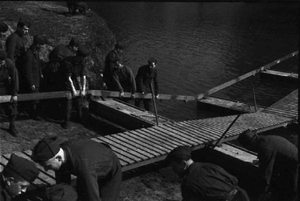 Militari costruiscono una passerella lungo le sponde del Ticino