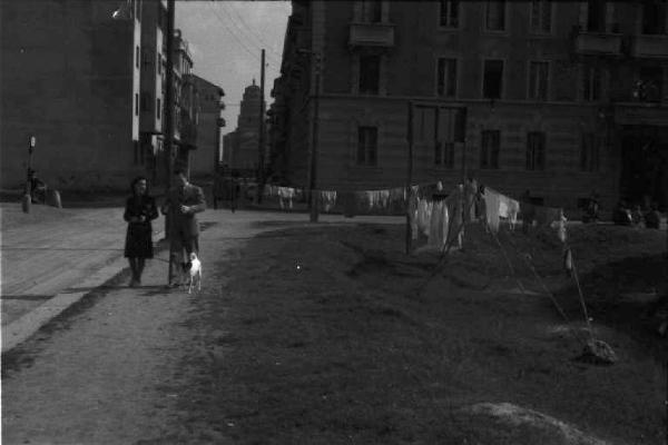 Milano: periferia - Largo Murani - Piazza con biancheria stesa - Palazzi residenziali - Basilica dei Ss. Nereo e Achilleo