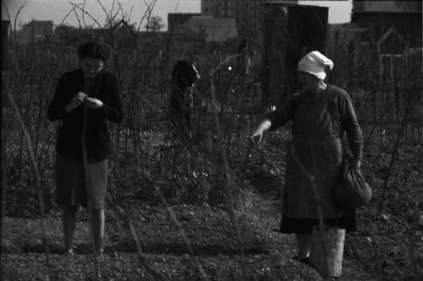Periferia di Milano: due donne al lavoro negli orti di guerra a ridosso della città