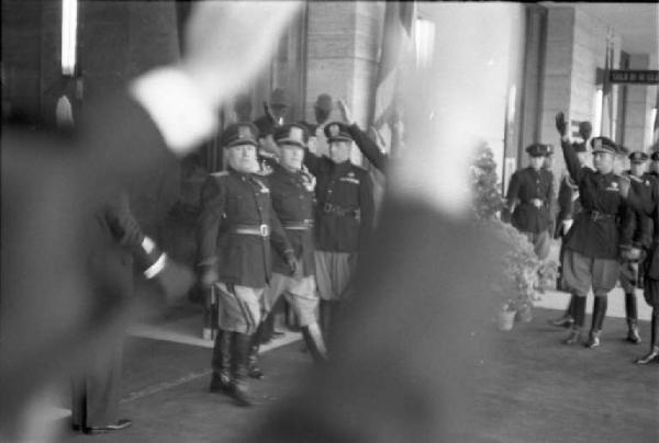 Patti di Roma. Benito Mussolini e gerarchi fascisti in attesa alla stazione Ostiense del "poglavnik" croato Ante Pavelic