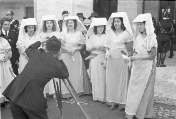 Patti di Roma. Un fotografo militare immortala un gruppo di donne croate vestite in abiti tradizionali