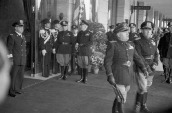 Patti di Roma. Benito Mussolini e gerarchi fascisti in attesa alla stazione Ostiense del "poglavnik" croato Ante Pavelic