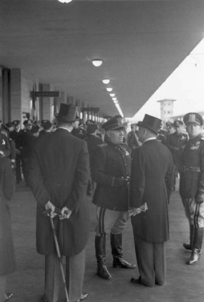 Patti di Roma. Benito Mussolini e gerarchi fascisti in attesa alla stazione Ostiense del "poglavnik" croato Ante Pavelic