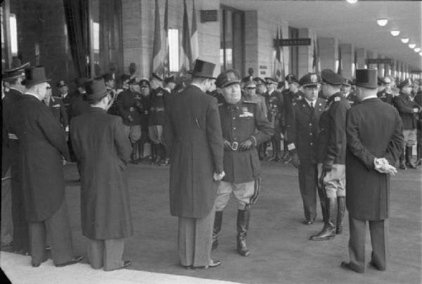 Patti di Roma. Benito Mussolini, gerarchi fascisti, alti gradi dell'esercito e notabili in attesa alla stazione Ostiense del "poglavnik" croato Ante Pavelic