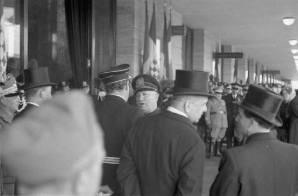 Patti di Roma. Benito Mussolini, gerarchi fascisti, alti gradi dell'esercito e notabili in attesa alla stazione Ostiense del "poglavnik" croato Ante Pavelic