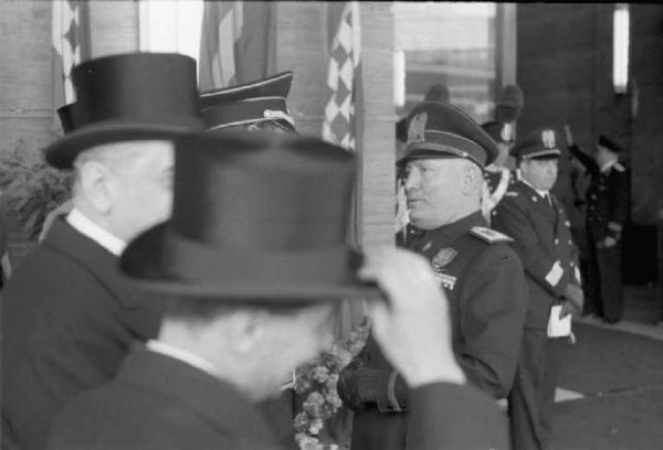 Patti di Roma. Benito Mussolini e notabili in attesa alla stazione Ostiense del "poglavnik" croato Ante Pavelic