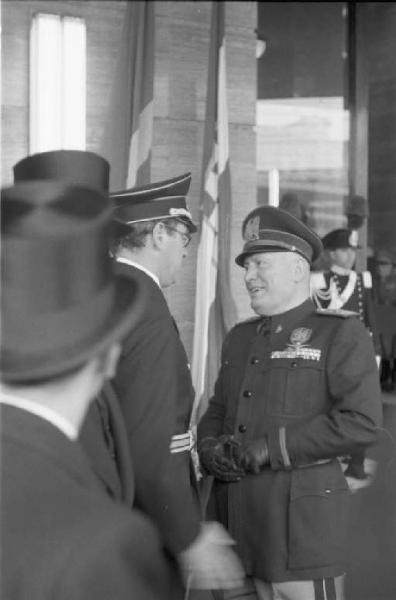 Patti di Roma. Benito Mussolini e alti gradi dell'esercito in attesa alla stazione Ostiense del "poglavnik" croato Ante Pavelic