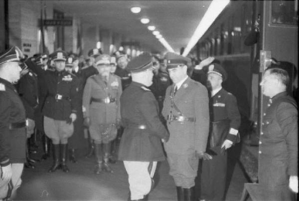 Patti di Roma. Benito Mussolini, gerarchi fascisti e alti gradi dell'esercito in attesa alla stazione Ostiense del "poglavnik" croato Ante Pavelic