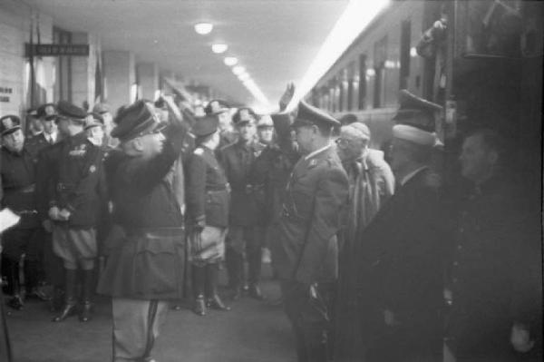 Patti di Roma. Benito Mussolini, gerarchi fascisti e alti gradi dell'esercito in attesa alla stazione Ostiense del "poglavnik" croato Ante Pavelic