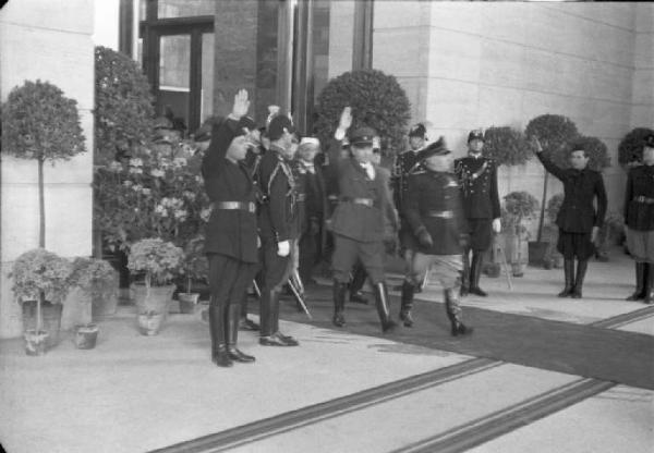 Patti di Roma. Benito Mussolini e il "poglavnik" croato Ante Pavelic fanno il saluto fascista uscendo dalla stazione Ostiense