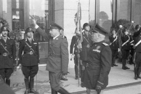 Patti di Roma. Benito Mussolini e il "poglavnik" croato Ante Pavelic fanno il saluto fascista uscendo dalla stazione Ostiense