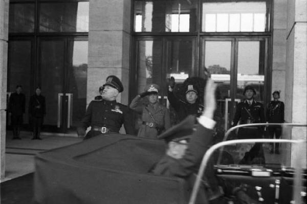 Patti di Roma. Benito Mussolini e il "poglavnik" croato Ante Pavelic a bordo dell'automobile scoperta di rappresentanza fuori dalla stazione Ostiense