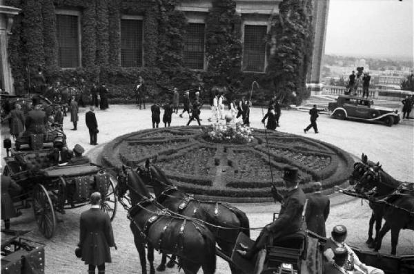 Patti di Roma. La sfilata di carrozze che trasporta Benito Mussolini, il "poglavnik" croato Ante Pavelic e il loro seguito a villa Madama