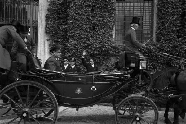 Patti di Roma. La sfilata di carrozze che trasporta Benito Mussolini, il "poglavnik" croato Ante Pavelic e il loro seguito a villa Madama